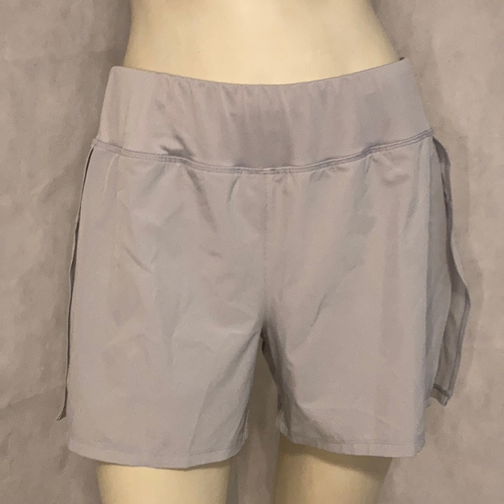 Avis work out 🏋️‍♀️ shorts size Medium💛